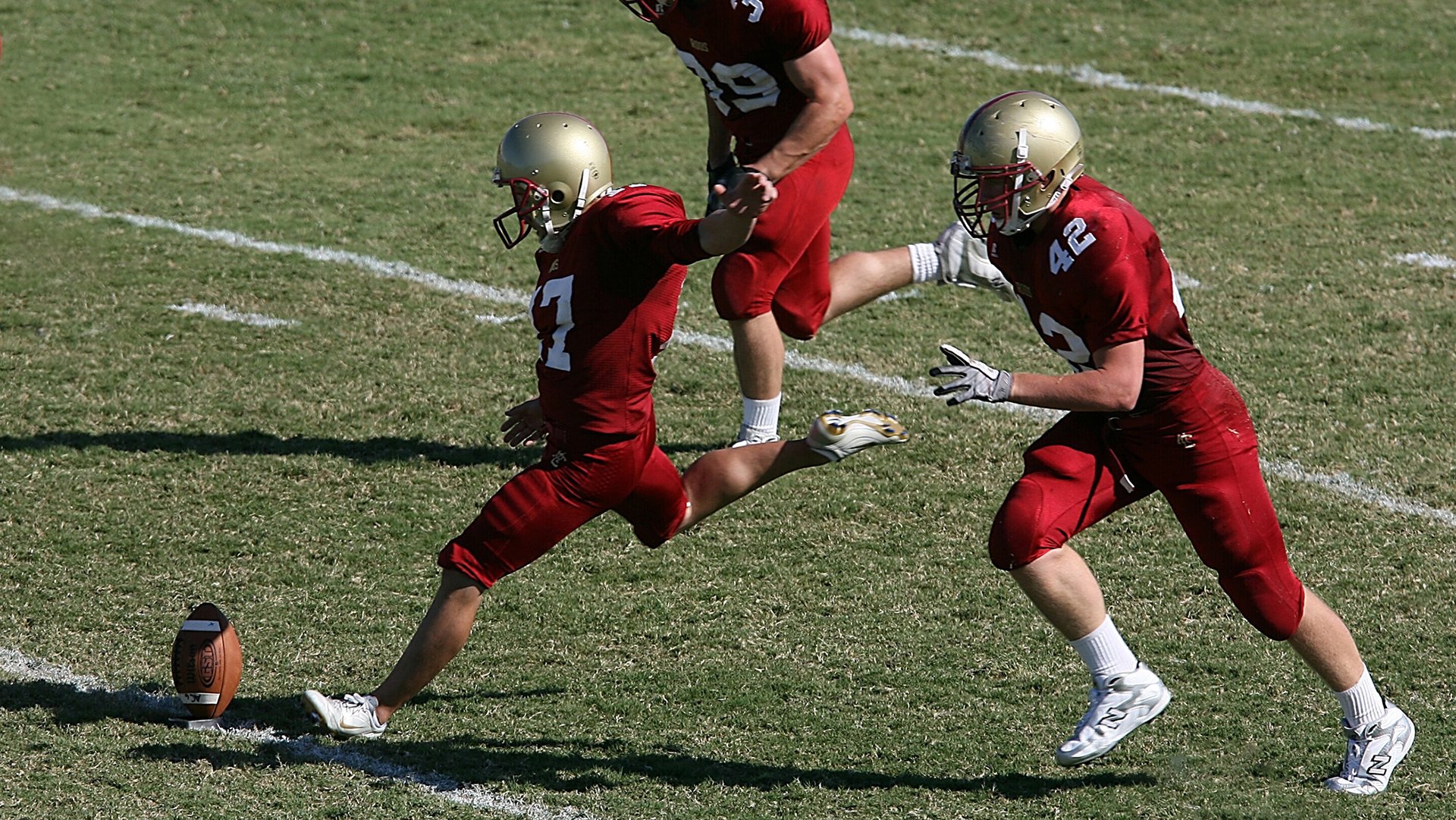 主教练部署三中卫阵型形成后场铁桶阵有效限制对手传控，三中卫阵型最怕什么