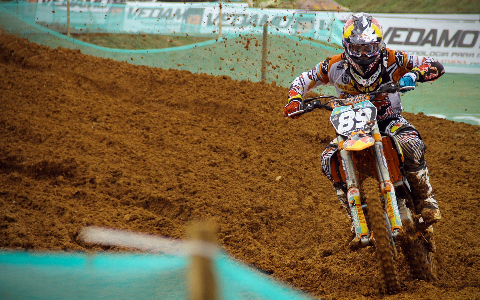 欧冠赛场上的球迷文化成为全球转播镜头热点，欧冠转播权是谁